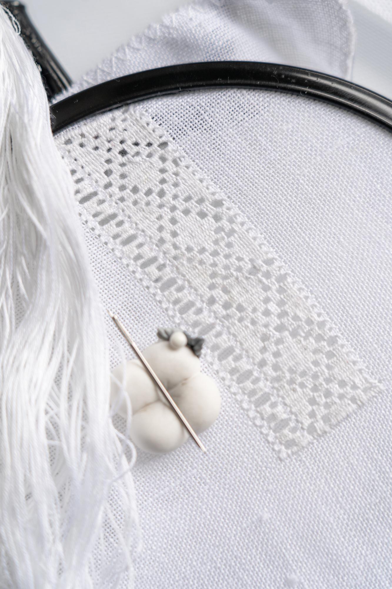 Broderie detaliată pe stofă naturală